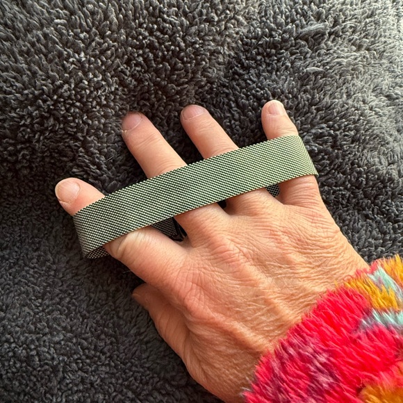 Apple Watch Series 7 - 41 MM, Cellular & GPS. W/Milanese Loop Magnetic band - Picture 6 of 8